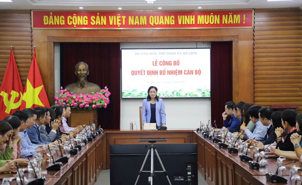 Kementerian Kebudayaan, Olahraga, dan Pariwisata mengumumkan dan memberikan keputusan tentang pekerjaan personel - foto 3