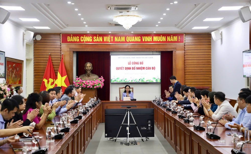 Kementerian Kebudayaan, Olahraga, dan Pariwisata mengumumkan dan memberikan keputusan tentang pekerjaan personel - foto 5