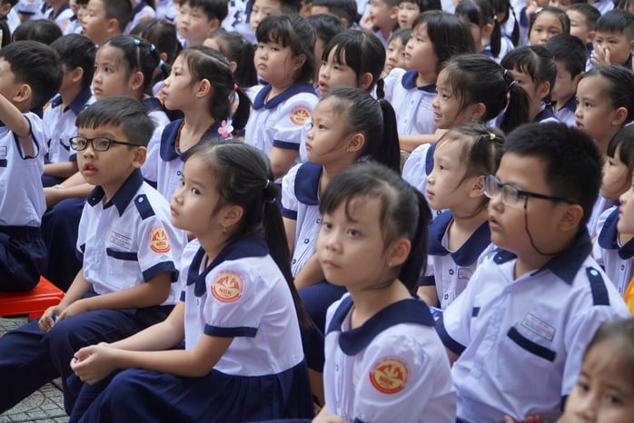 Trưa 7-11, nhiều nơi ở TP HCM bắt đầu mưa, thêm nhiều trường học cho học sinh về sớm - Ảnh 1.