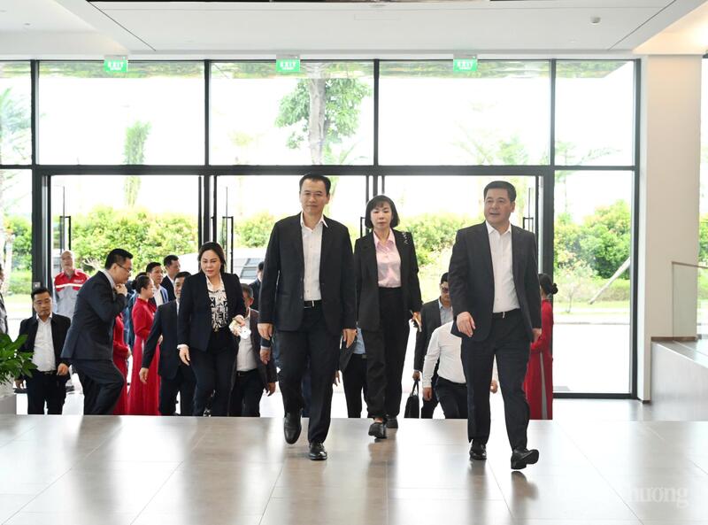 Vietnams och Laos industri- och handelsministrar arbetade vid Thanh Cong Viet Hung bilfabrik Bộ trưởng Bộ Công Thương Việt Nam và Lào làm việc tại Nhà máy Ô tô Thành Công Việt Hưng