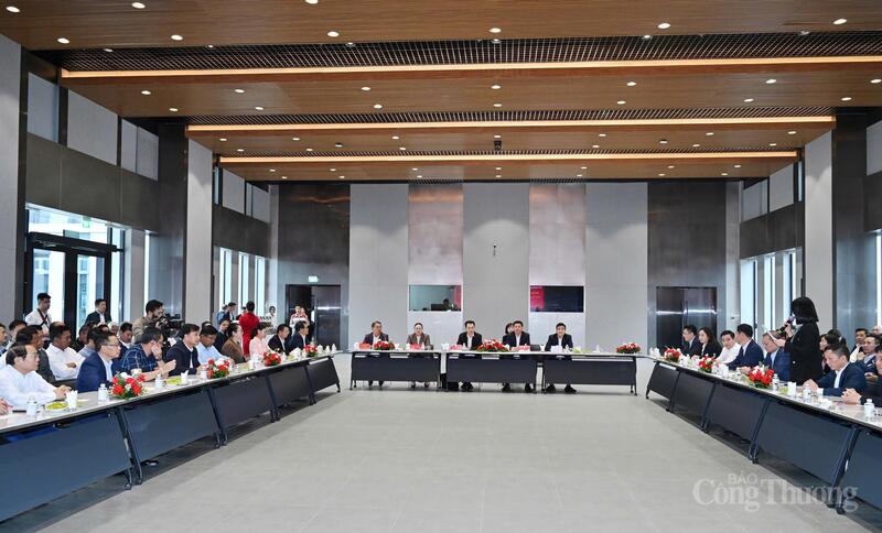 Vietnams och Laos industri- och handelsministrar arbetade vid Thanh Cong Viet Hung bilfabrik Bộ trưởng Bộ Công Thương Việt Nam và Lào làm việc tại Nhà máy Ô tô Thành Công Việt Hưng