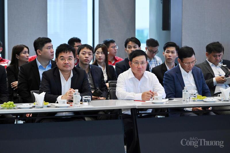 Vietnams och Laos industri- och handelsministrar arbetade vid Thanh Cong Viet Hung bilfabrik Bộ trưởng Bộ Công Thương Việt Nam và Lào làm việc tại Nhà máy Ô tô Thành Công Việt Hưng