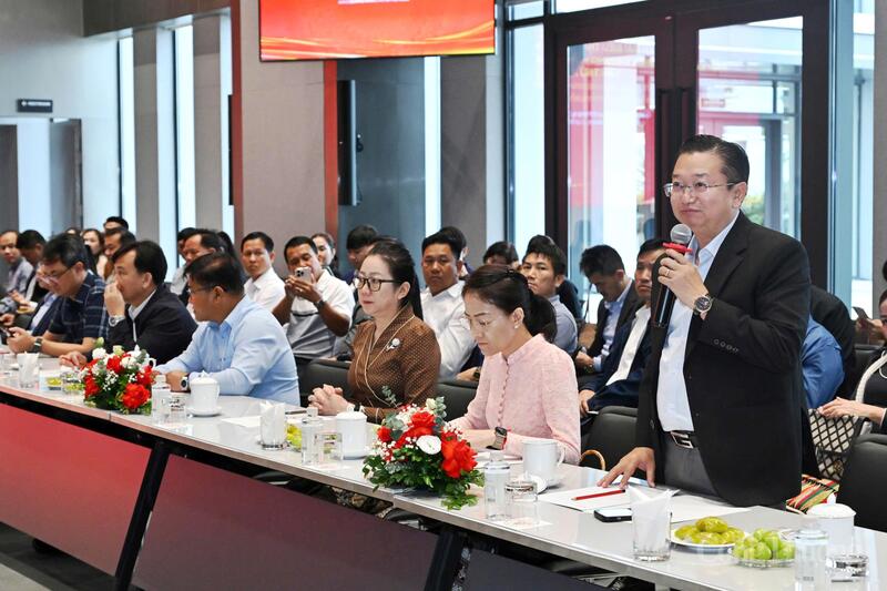 Vietnams och Laos industri- och handelsministrar arbetade vid Thanh Cong Viet Hung bilfabrik Bộ trưởng Bộ Công Thương Việt Nam và Lào làm việc tại Nhà máy Ô tô Thành Công Việt Hưng