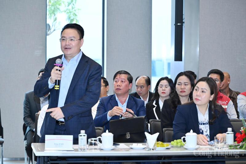 Vietnams och Laos industri- och handelsministrar arbetade vid Thanh Cong Viet Hung bilfabrik Bộ trưởng Bộ Công Thương Việt Nam và Lào làm việc tại Nhà máy Ô tô Thành Công Việt Hưng