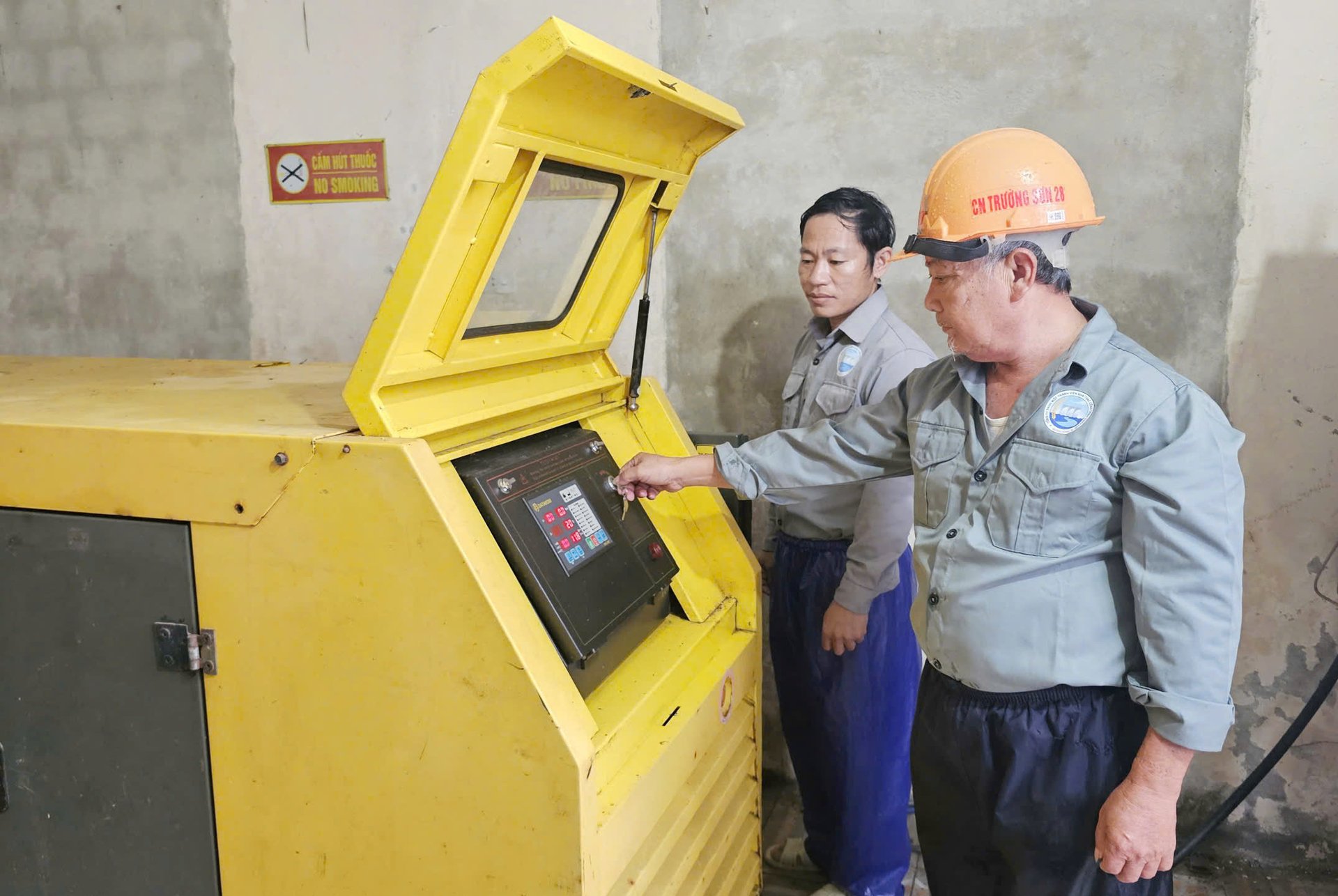 Использование технологий и программного обеспечения в управлении ирригационным озером Фу Винь. Фото: Т. Фунг. Sử dụng công nghệ, phần mềm vào quản lý tại hồ thủy lợi Phú Vinh. Ảnh : T. Phùng.