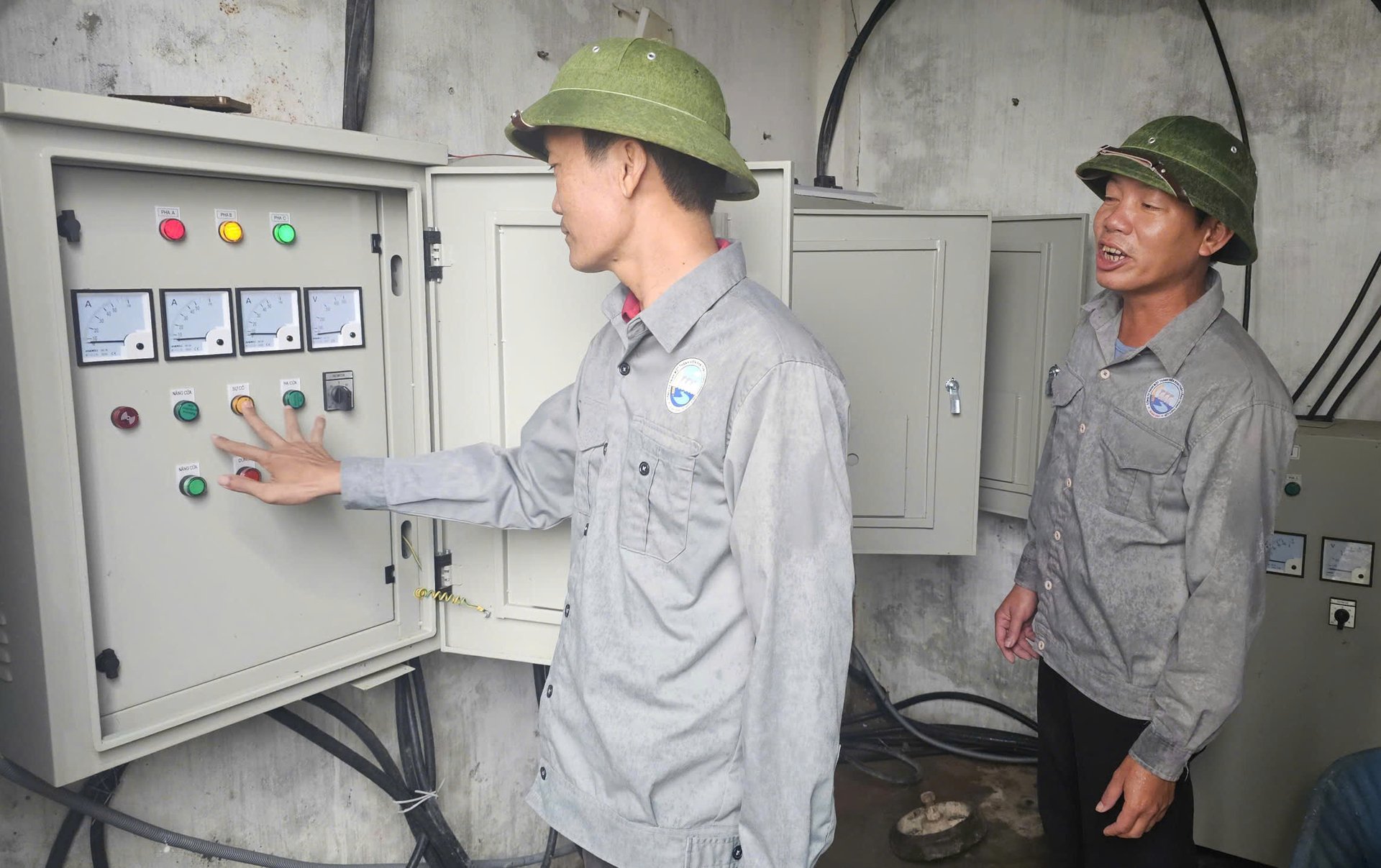 Применение оборудования и технологий для управления и эксплуатации ирригационных систем. Фото: Т. Фунг. Đưa thiết bị, công nghệ vào quản lý, vận hành các công trình thủy lợi. Ảnh : T. Phùng.