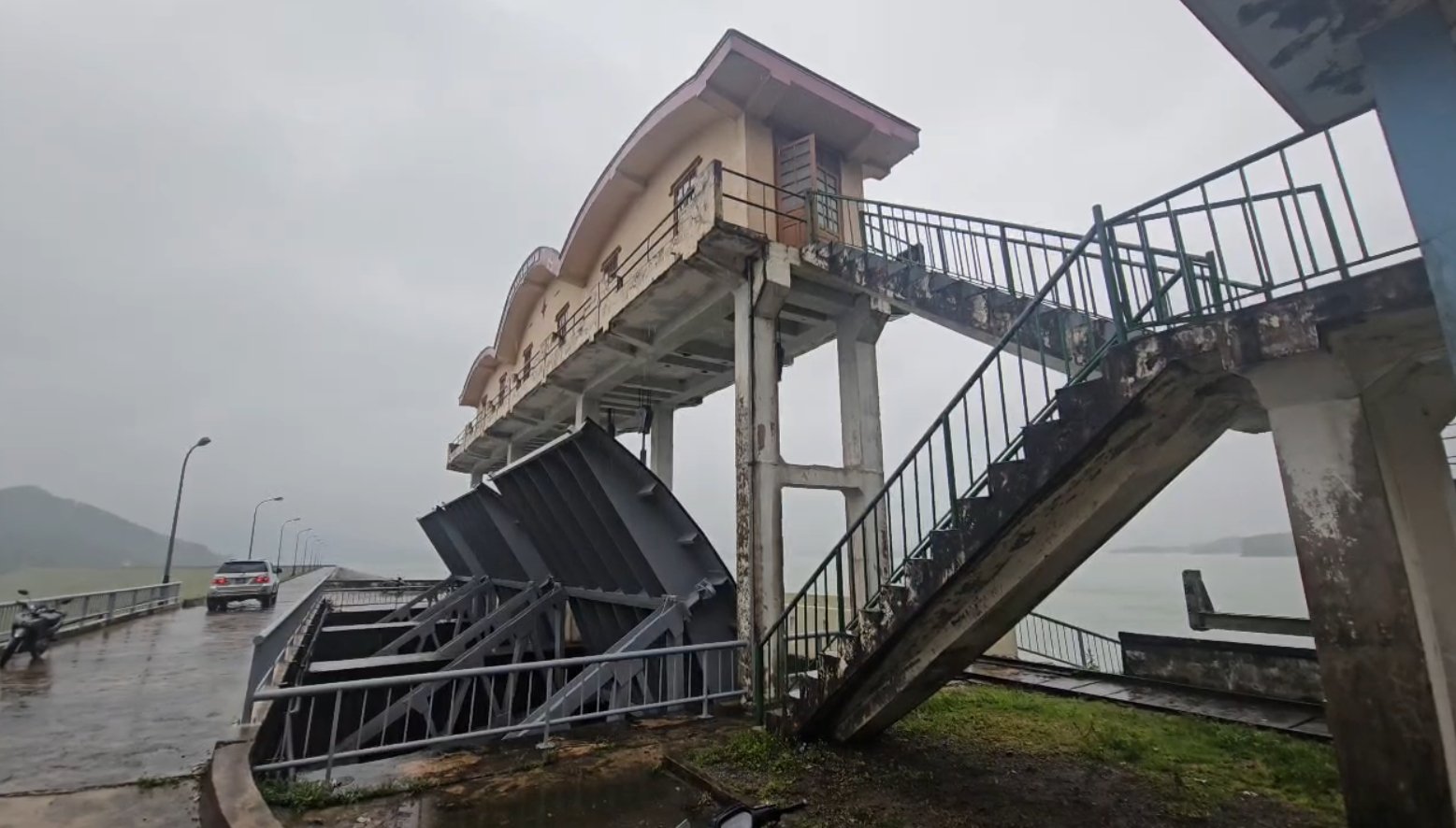 Проект ирригационного водохранилища Раода в последние годы всегда был эффективным. Фото: Т. Фунг. Công trình hồ thủy lợi Rào Đá luôn phát huy hiệu quả trong những năm gần đây. Ảnh : T. Phùng.