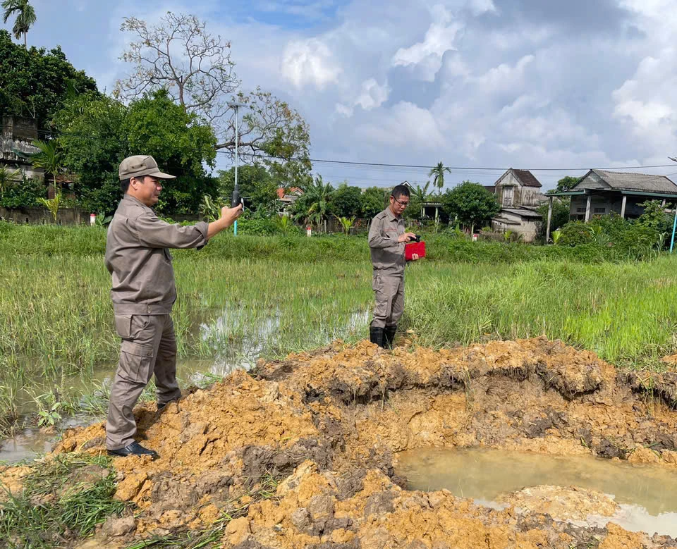 Autoridades inspecionam o local da explosão na vila de Le Xuyen, comuna de Nam Cua Viet - Foto: QTMAC