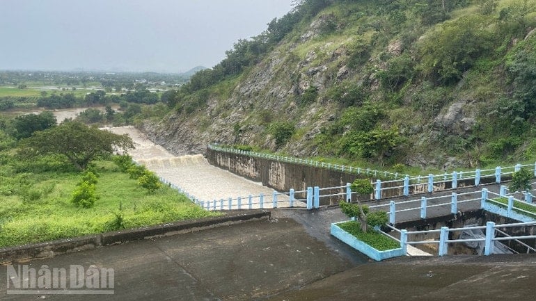 ທະເລສາບ Song Quao ກໍາລັງປ່ອຍນ້ໍາຖ້ວມ. ndo_bl_img-6615.jpg