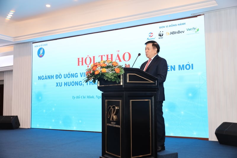 वियतनाम बीयर - अल्कोहल - पेय एसोसिएशन के अध्यक्ष, एसोसिएट प्रोफेसर डॉ. गुयेन वान वियत ने सम्मेलन में बात की।
