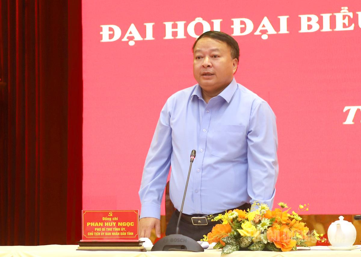 El vicesecretario del Comité Provincial del Partido y presidente del Comité Popular Provincial, Phan Huy Ngoc, pronunció un discurso en la conferencia.