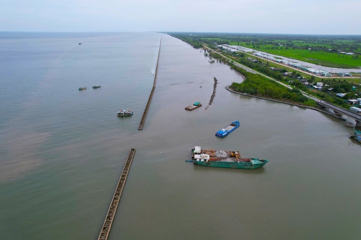 प्राकृतिक आपदाओं से निपटने में लोगों की मदद के लिए वेस्ट सी डाइक सिस्टम (का माऊ प्रांत) में निवेश किया गया है। फोटो: किम आन्ह। Hệ thống tuyến đê biển Tây (tỉnh Cà Mau) được đầu tư giúp người dân ứng phó với thiên tai. Ảnh: Kim Anh.
