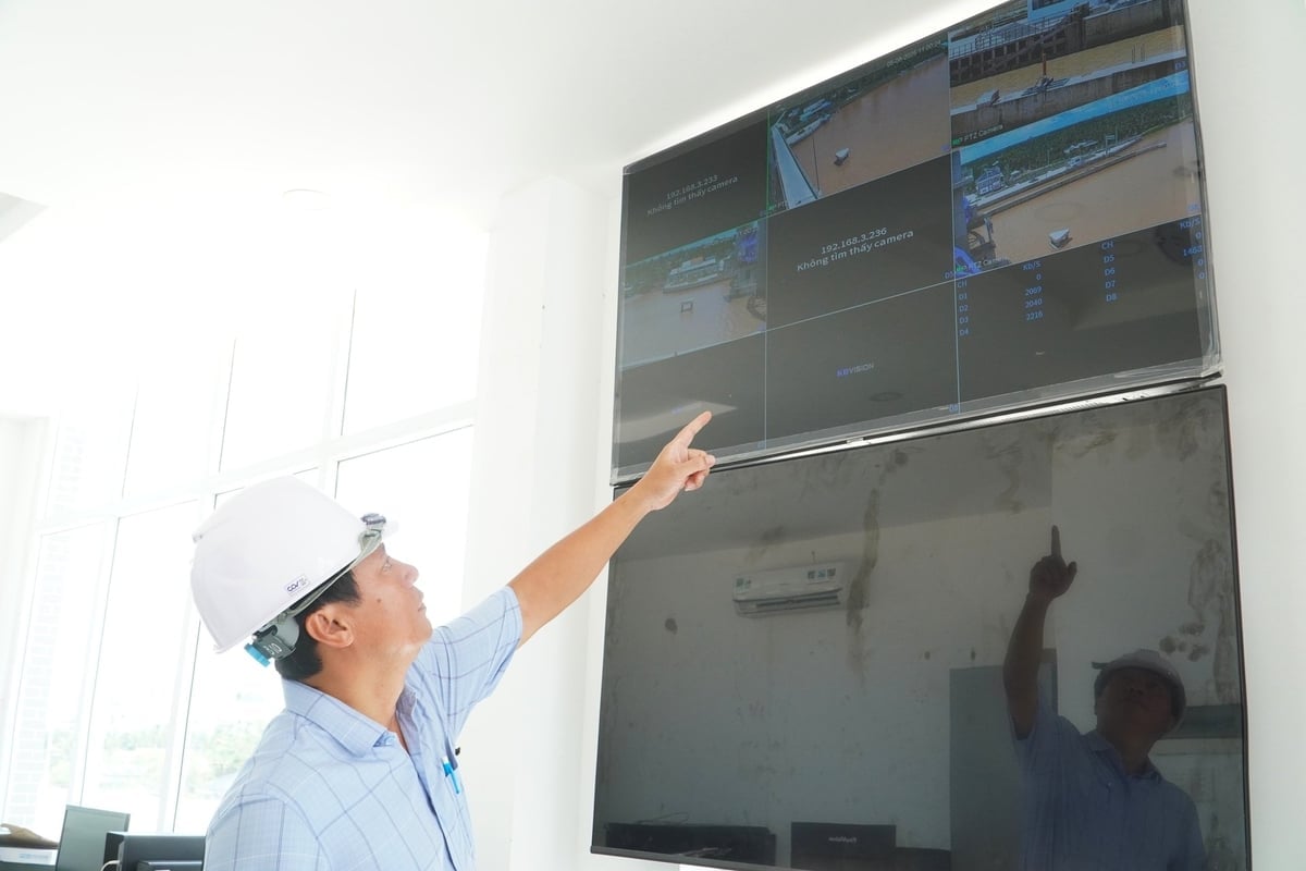 सिंचाई कार्यों के प्रबंधन और संचालन में विज्ञान और प्रौद्योगिकी का ज़ोरदार उपयोग किया जाता है। फोटो: किम आन्ह। Khoa học công nghệ được ứng dụng mạnh mẽ trong quản lý, vận hành công trình thủy lợi. Ảnh: Kim Anh.