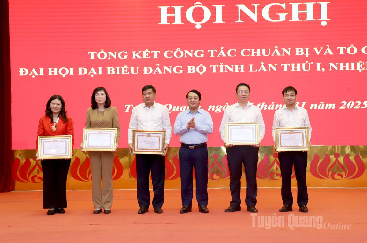 El secretario del partido provincial, Hau A Lenh, entregó certificados de mérito del Comité Permanente del Partido Provincial a los miembros del Comité Permanente del Partido Provincial con logros sobresalientes al servicio del 1er Congreso del Partido Provincial.