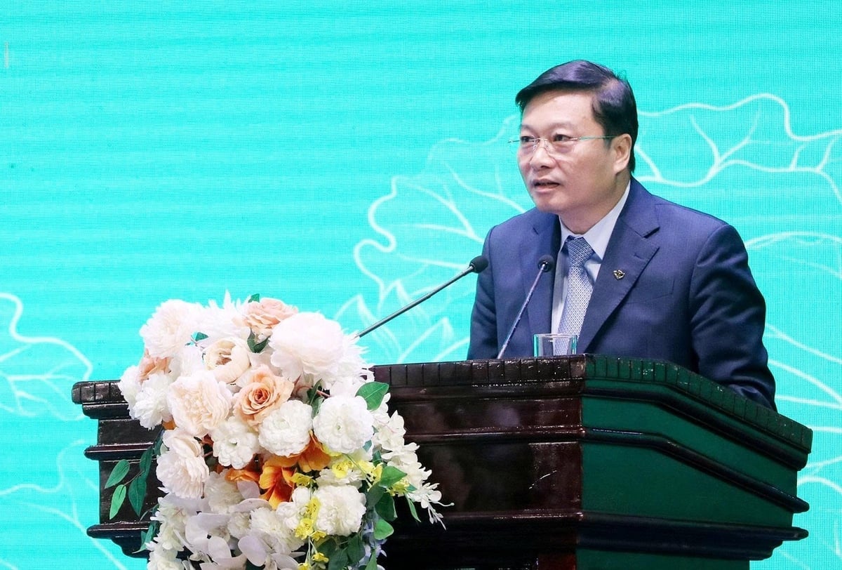 Encik Le Hong Vinh, Pengerusi Jawatankuasa Rakyat Wilayah Nghe An, memuji pencapaian hebat yang telah dicapai oleh Jabatan Pertanian dan Alam Sekitar Nghe An. Foto: Thuy Quynh. Ông Lê Hồng Vinh, Chủ tịch UBND tỉnh Nghệ An biểu dương thành quả lớn lao mà ngành Nông nghiệp và Môi trường Nghệ An đã đạt được. Ảnh: Thúy Quỳnh.