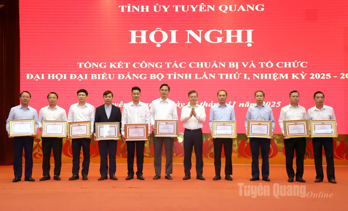 El vicesecretario del Comité Provincial del Partido y presidente del Consejo Popular Provincial, Nguyen Van Son, entregó certificados de mérito del Comité Permanente del Comité Provincial del Partido a varias personas.