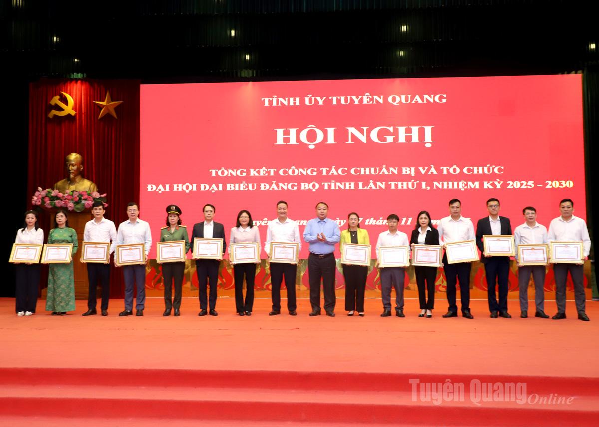 El vicesecretario del Comité Provincial del Partido y presidente del Comité Popular Provincial, Phan Huy Ngoc, entregó certificados de mérito del Comité Permanente Provincial del Partido a varias personas.