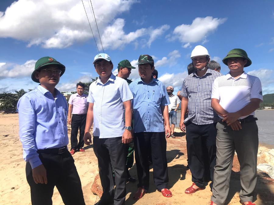 ທ່ານຮອງປະທານຄະນະກຳມະການປະຊາຊົນແຂວງ ຫງວຽນຕືງຮ່ວາງ (ປົກຊ້າຍ) ຊີ້ນຳວຽກງານສ້ອມແປງນ້ຳຕົກຢູ່ທ່າກຳປັ່ນຫາປາ Tam Quan (ເຂດຄຸ້ມ Hoai Nhon Bac) ທີ່ຖືກພະຍຸເລກ 13 ເສຍຫາຍ. ພາບ: ດວານບິ່ງ. z7198166476949-e6c8fb7c006de7bbdfd115316195bc3c.jpg