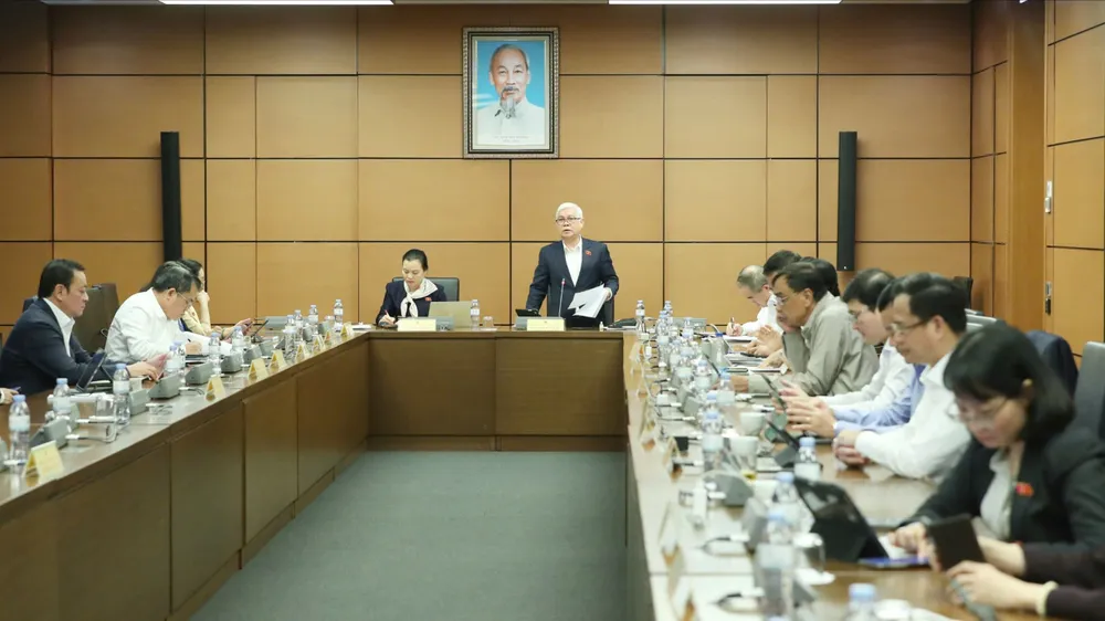 Delegația Adunării Naționale din orașul Ho Și Min a discutat în grupuri în dimineața zilei de 7 noiembrie. Foto: QUANG PHUC