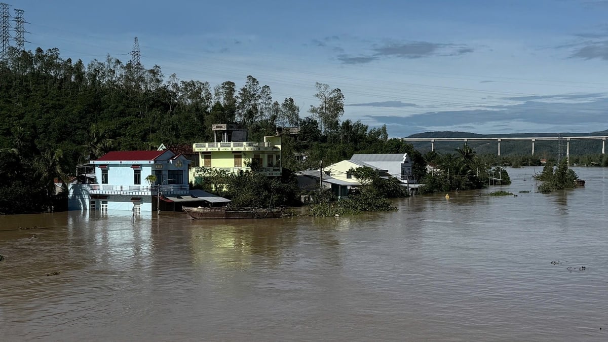 The rising water level of Ky Lo River caused many houses along the river to be heavily flooded. Photo: Tuong Quan. Nước sông Kỳ Lộ dâng cao làm nhiều nhà bên sộng bị ngập nặng. Ảnh: Tường Quân.