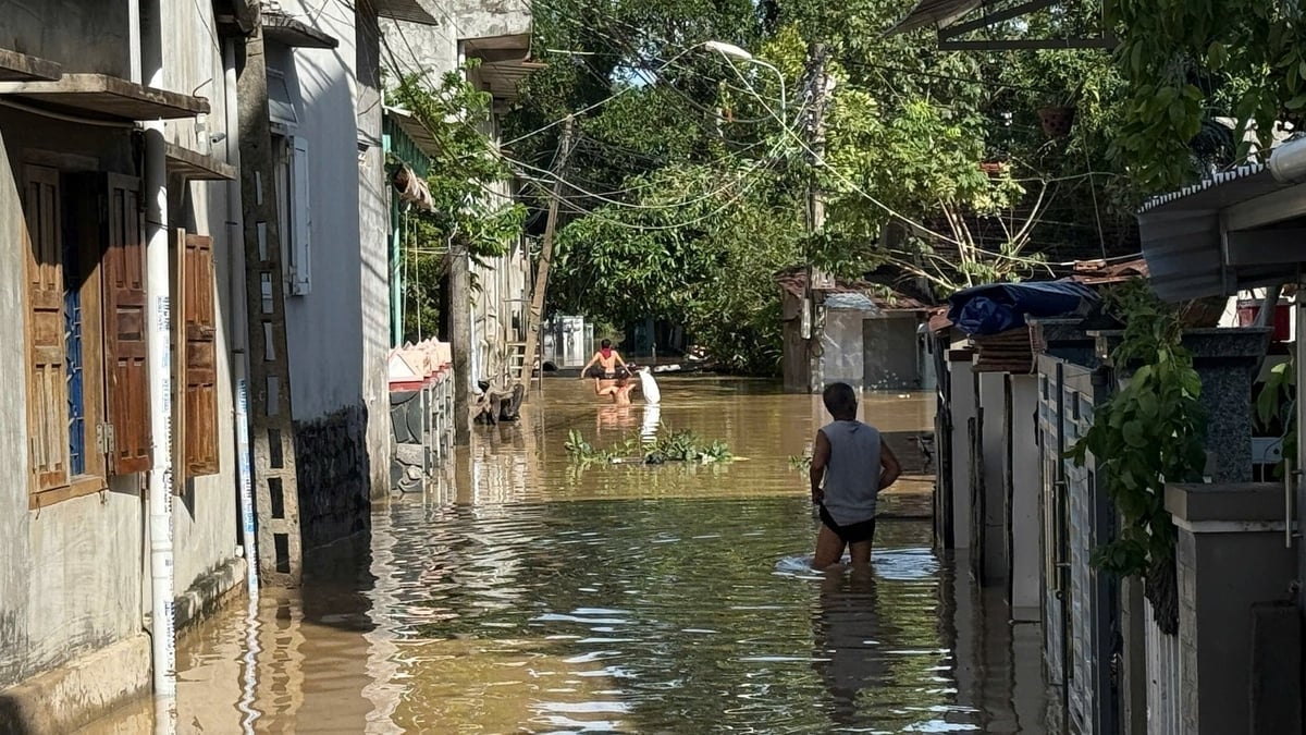 The water is receding but many places are still heavily flooded. Photo: Tuong Quan. Hiện nước đang rút nhưng nhiều nơi vẫn bị ngập nặng. Ảnh: Tường Quân.