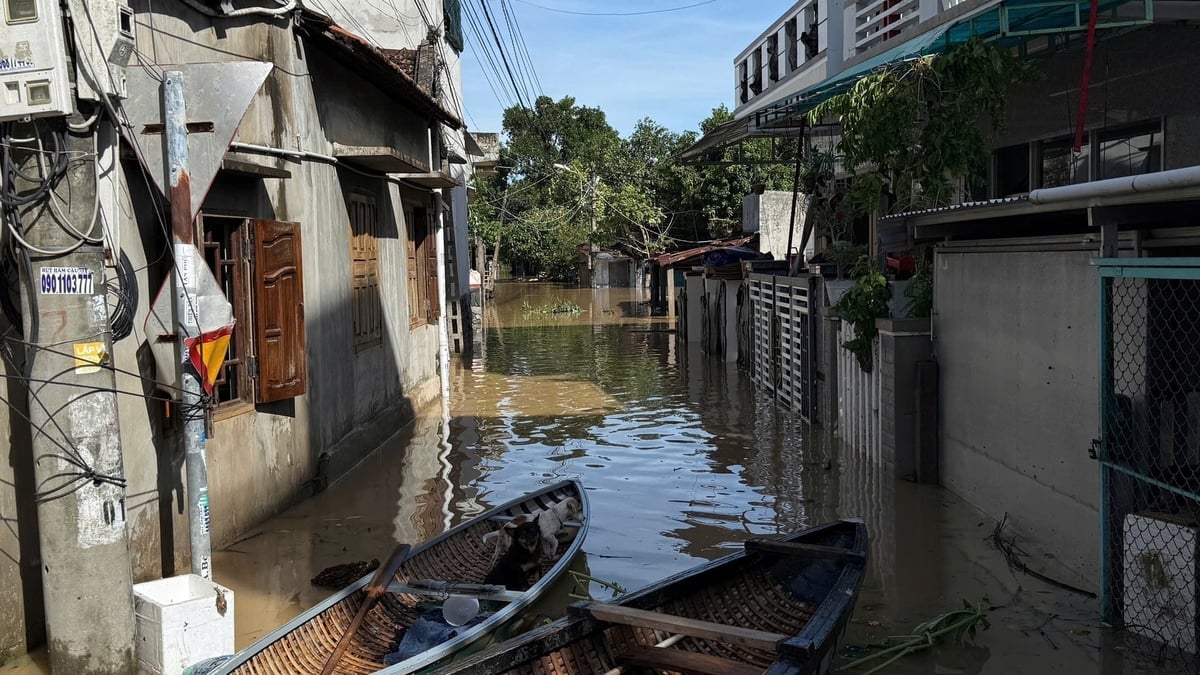 People use boats to move around. Photo: TQ. Người dân dùng ghe để di chuyển. Ảnh: TQ.