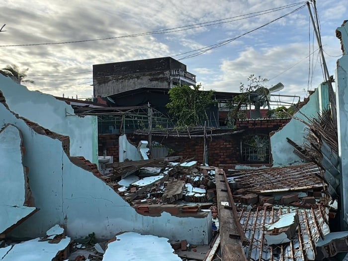 Hundreds of houses had their roofs blown off and were seriously damaged. Photo: Trung Tan. Hằng trăm ngôi nhà bị tốc mái, hư hỏng nghiêm trọng. Ảnh: Trung Tân.