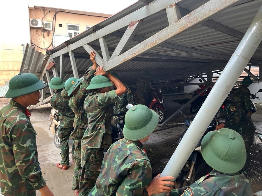 Immediately after the storm swept through Gia Lai and Dak Lak provinces, the armed forces promptly deployed many rescue measures, bringing dozens of people out of the danger zone. Photo: HV. Ngay sau khi cơn bão quét qua tỉnh Gia Lai và Đắk Lắk, lực lượng vũ trang đã kịp thời triển khai nhiều biện pháp cứu hộ, cứu nạn, đưa hàng chục người dân ra khỏi vùng nguy hiểm. Ảnh: HV.