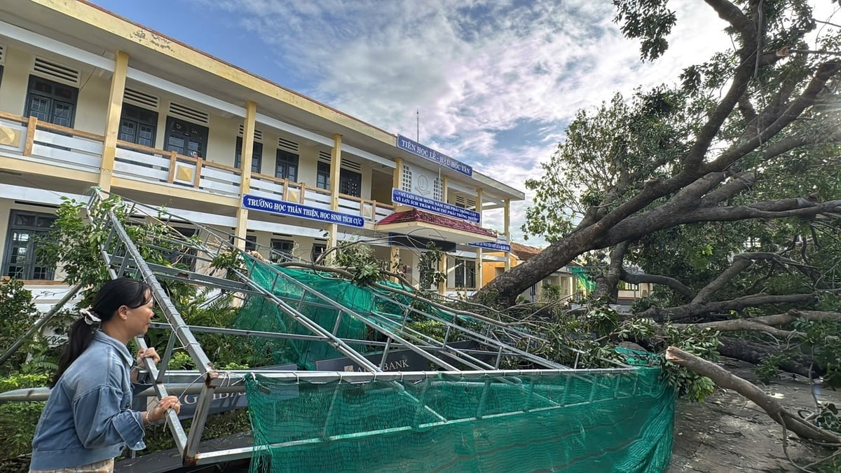 Currently, the extent of damage is being counted by authorities to come up with a support plan for the people. Photo: Trung Tan. Hiện tại, mức độ thiệt hại đang được cơ quan chức năng kiểm đếm để có phương án hỗ trợ cho người dân. Ảnh: Trung Tân.
