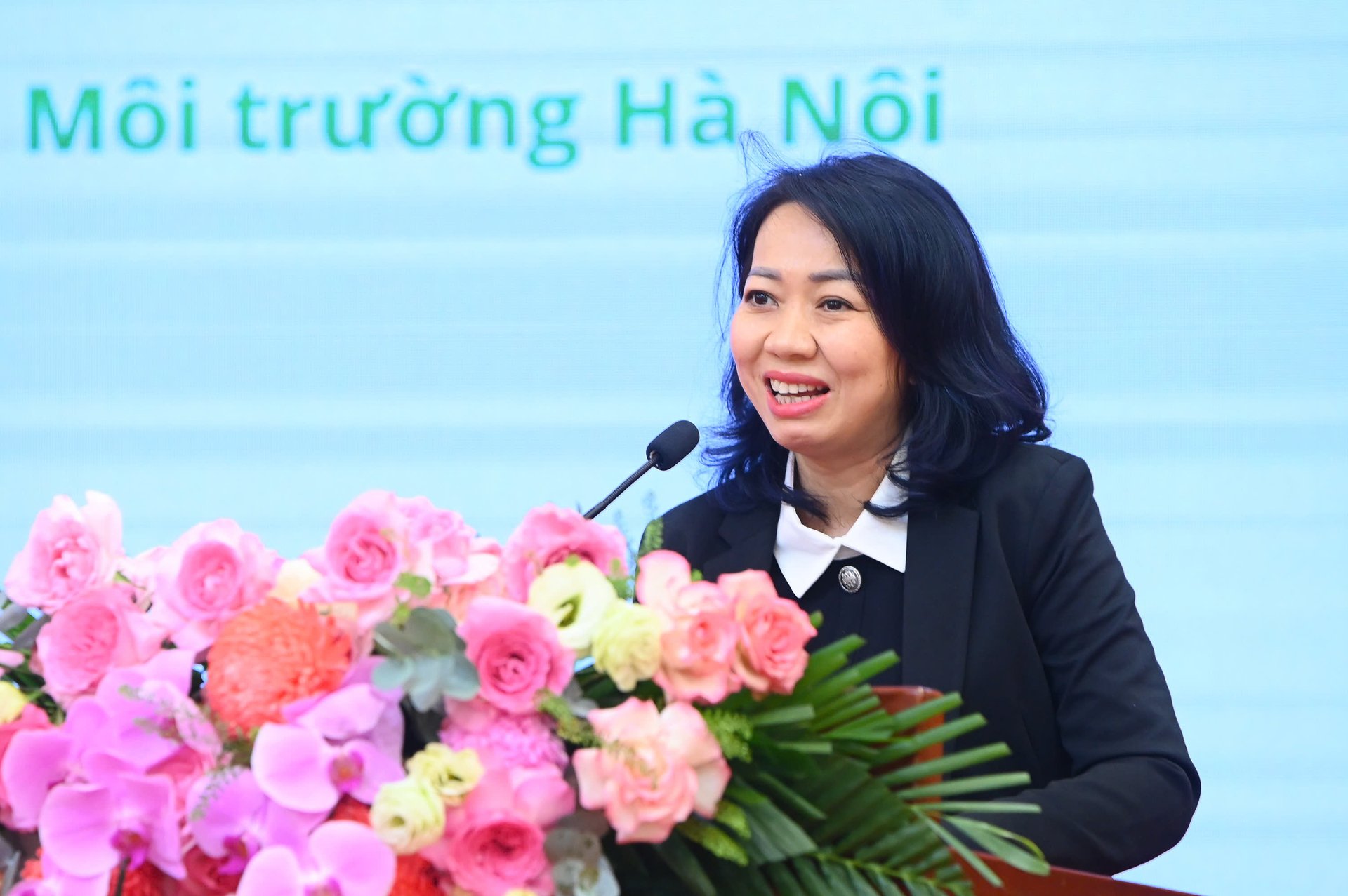 Frau Le Thanh Thuy, stellvertretende Leiterin der Abteilung für Umweltmanagement (Landwirtschafts- und Umweltbehörde Hanoi), sprach auf dem Forum. Foto: Tung Dinh. Bà Lê Thanh Thủy, Phó Trưởng phòng Quản lý Môi trường (Sở Nông nghiệp và Môi trường Hà Nội), phát biểu tại diễn đàn. Ảnh: Tùng Đinh.