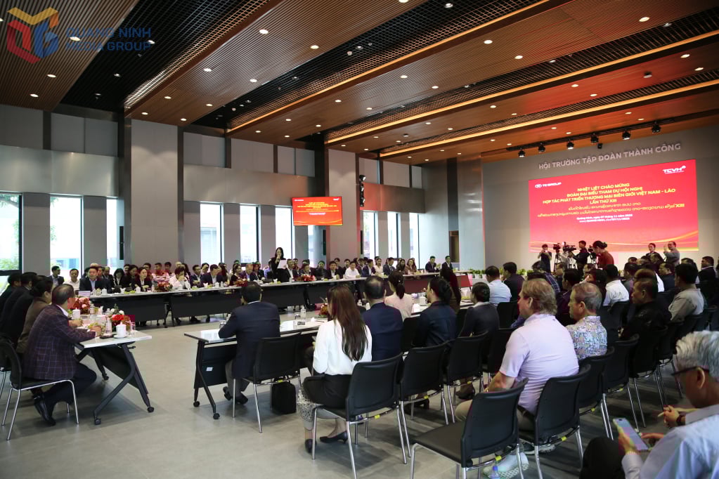 ទិដ្ឋភាពនៃដំណើរទស្សនកិច្ច និងការងារនៅរោងចក្រផលិតរថយន្ត Thanh Cong Viet Hung។