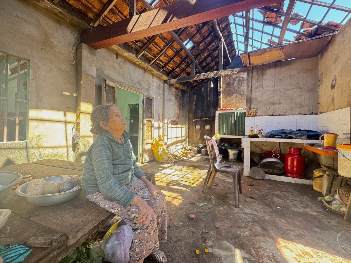 Comuna Long Phung are 45 de case ale căror acoperișuri au fost spulberate din cauza impactului furtunii nr. 13. Foto: L.K. Xã Long Phụng có 45 nhà dân bị tốc mái do ảnh hưởng của bão số 13. Ảnh: L.K.