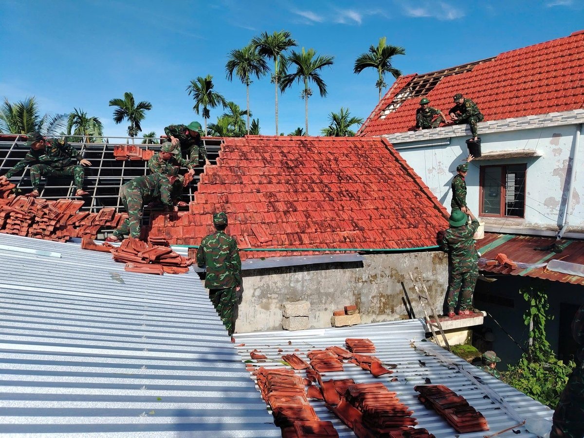 Comandamentul Militar Provincial Quang Ngai a mobilizat ofițeri și soldați pentru a reface acoperișurile caselor locuitorilor din comuna Long Phung. Foto: L.K. Bộ Chỉ huy Quân sự tỉnh Quảng Ngãi huy động các cán bộ, chiến sĩ lợp lại mái nhà cho người dân ở xã Long Phụng. Ảnh: L.K.