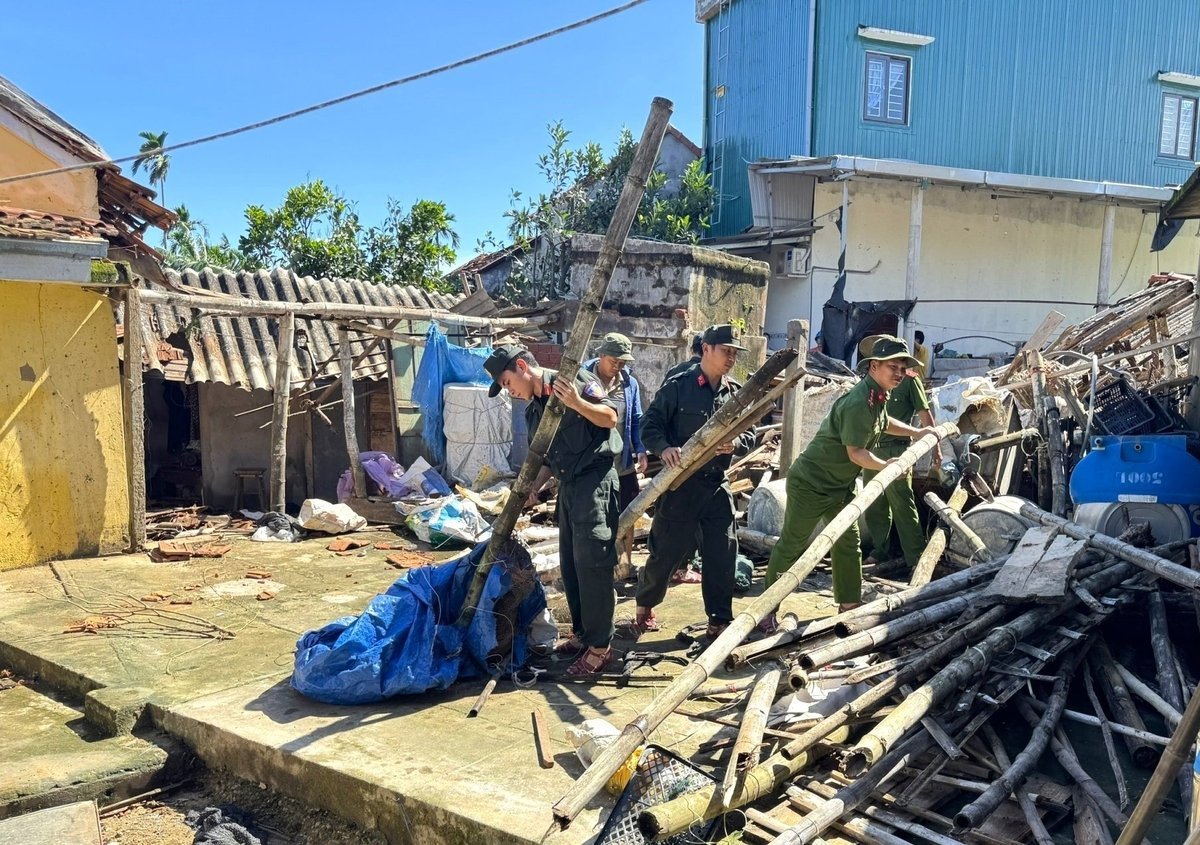 Poliția provincială Quang Ngai ajută oamenii să curețe urma furtunii nr. 13. Fotografie: L.K. Công an tỉnh Quảng Ngãi hỗ trợ người dân dọn dẹp tàn dư sau bão số 13. Ảnh: L.K.
