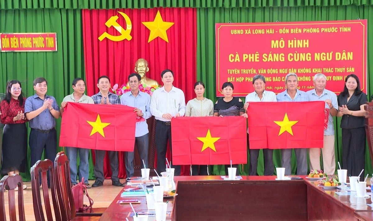 Modely „Ranní káva s rybáři“ a „Snídaně s rybáři“ jsou pravidelně pořádány a efektivní v pobřežních lokalitách Ho Či Minova Města. Foto: Le Binh. Mô hình 'Cà phê sáng cùng ngư dân' và 'Ăn sáng cùng ngư dân' được các địa phương ven biển tại TP.HCM tổ chức thường xuyên và phát huy hiệu quả. Ảnh: Lê Bình.