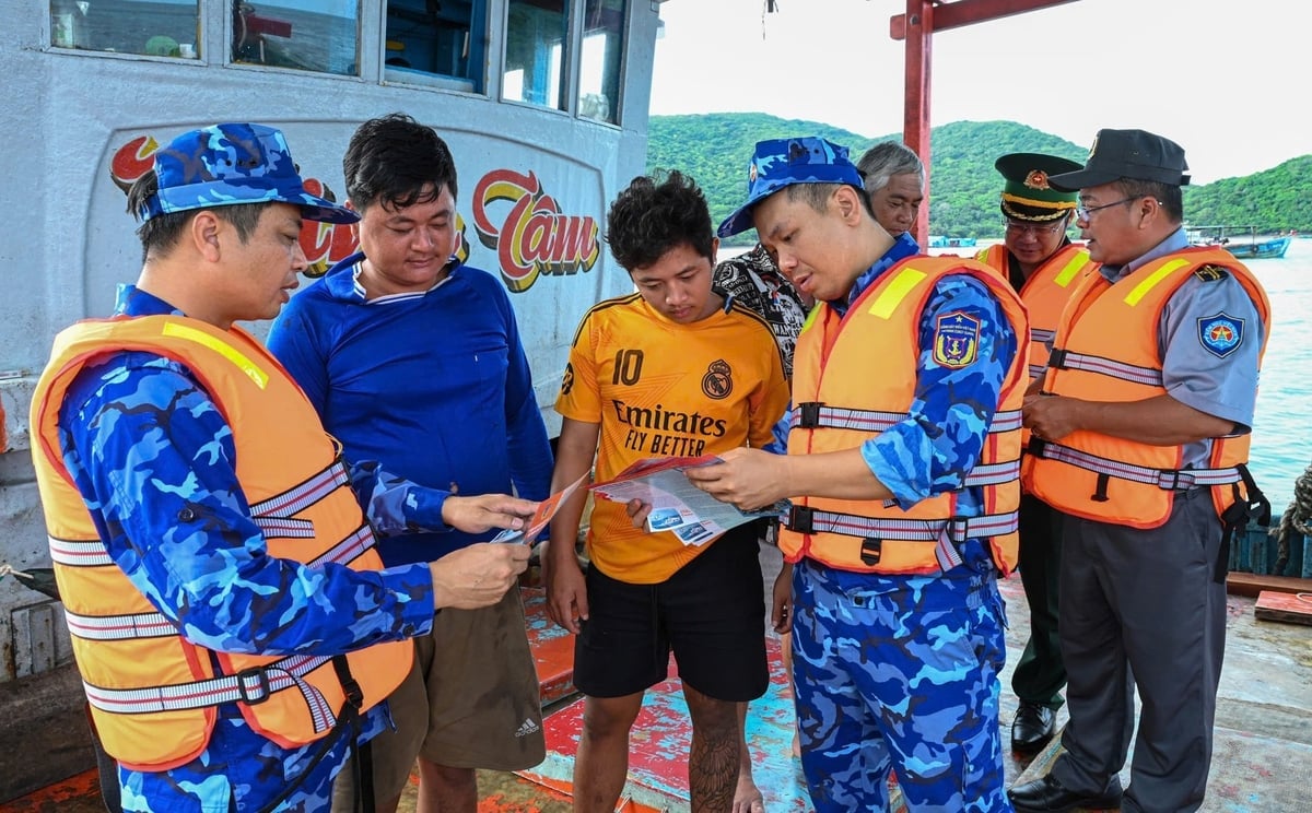Ho Či Minovo Město označuje vzdělávání rybářů za klíčový a prvořadý úkol v boji proti nezákonnému, nehlášenému a neregulovanému rybolovu. Foto: Duc Dinh. TP.HCM xác định tuyên truyền cho ngư dân là nhiệm vụ trọng tâm, then chốt hàng đầu trong công tác chống khai thác IUU. Ảnh: Đức Định.