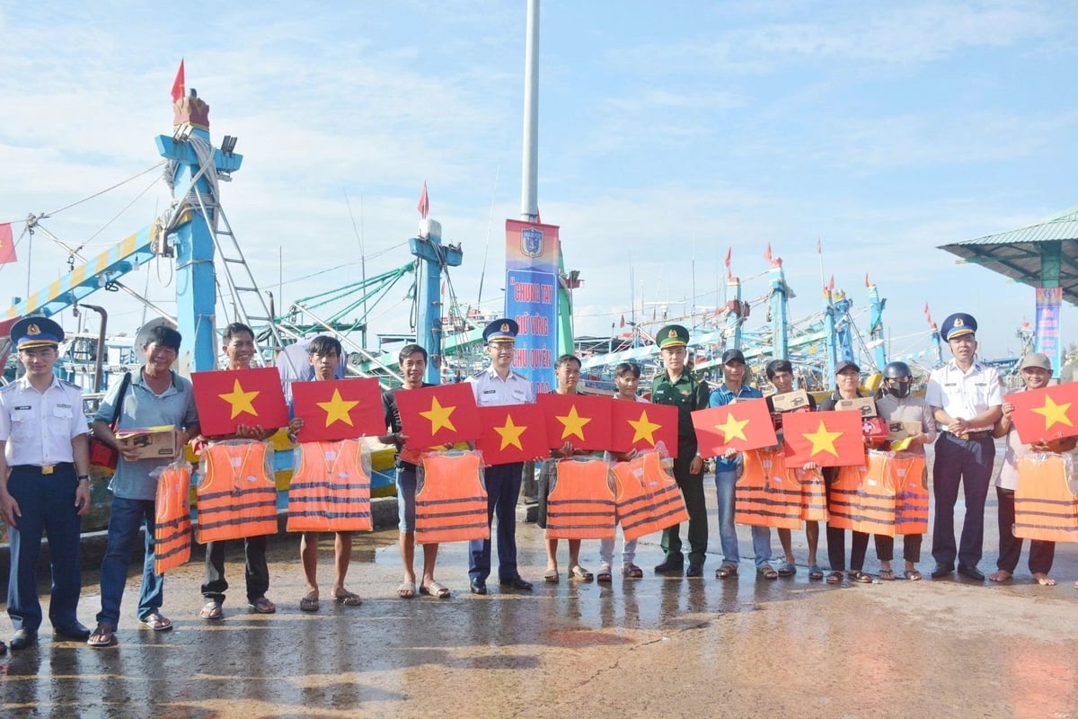 Díky úzké spolupráci mezi vládou a námořními donucovacími silami byl boj proti nezákonnému, nehlášenému a neregulovanému rybolovu v Ho Či Minově Městě efektivně prováděn a jeho role byla jasně propagována. Foto: Duc Dinh. Nhờ sợi dây kết nối gần dân giữa chính quyền và các lực lượng chấp pháp biển, công tác chống khai thác IUU tại TP.HCM được triển khai hiệu quả và phát huy rõ vai trò. Ảnh: Đức Định.