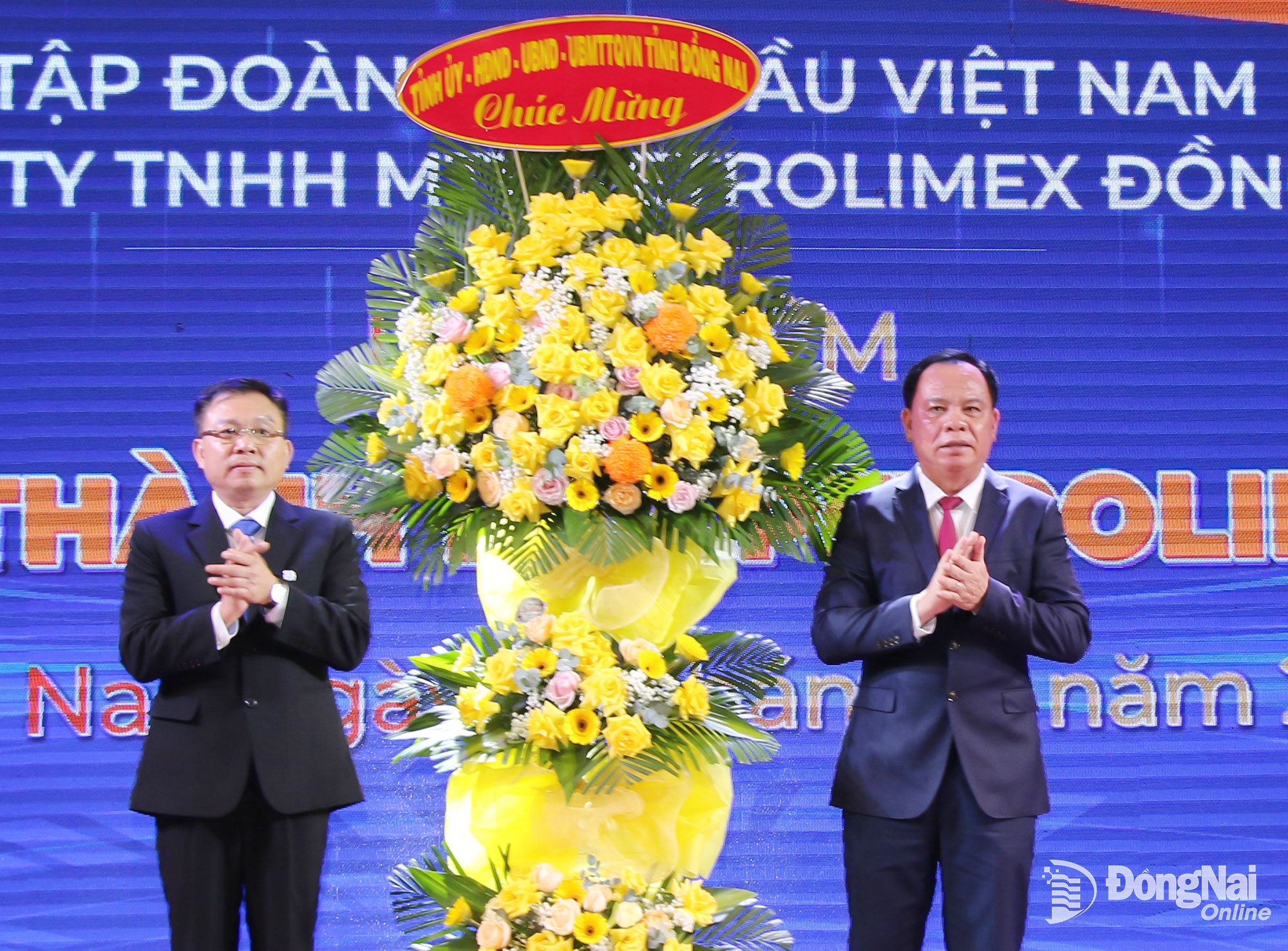 प्रांतीय पार्टी समिति के उप सचिव, डोंग नाई प्रांत की जन समिति के अध्यक्ष वो तान डुक, जो डोंग नाई प्रांत की प्रांतीय पार्टी समिति - जन परिषद - जन समिति - वियतनाम पितृभूमि मोर्चा समिति का प्रतिनिधित्व करते हैं, ने कंपनी को बधाई पुष्पमाला भेंट की। चित्र: हा ले
