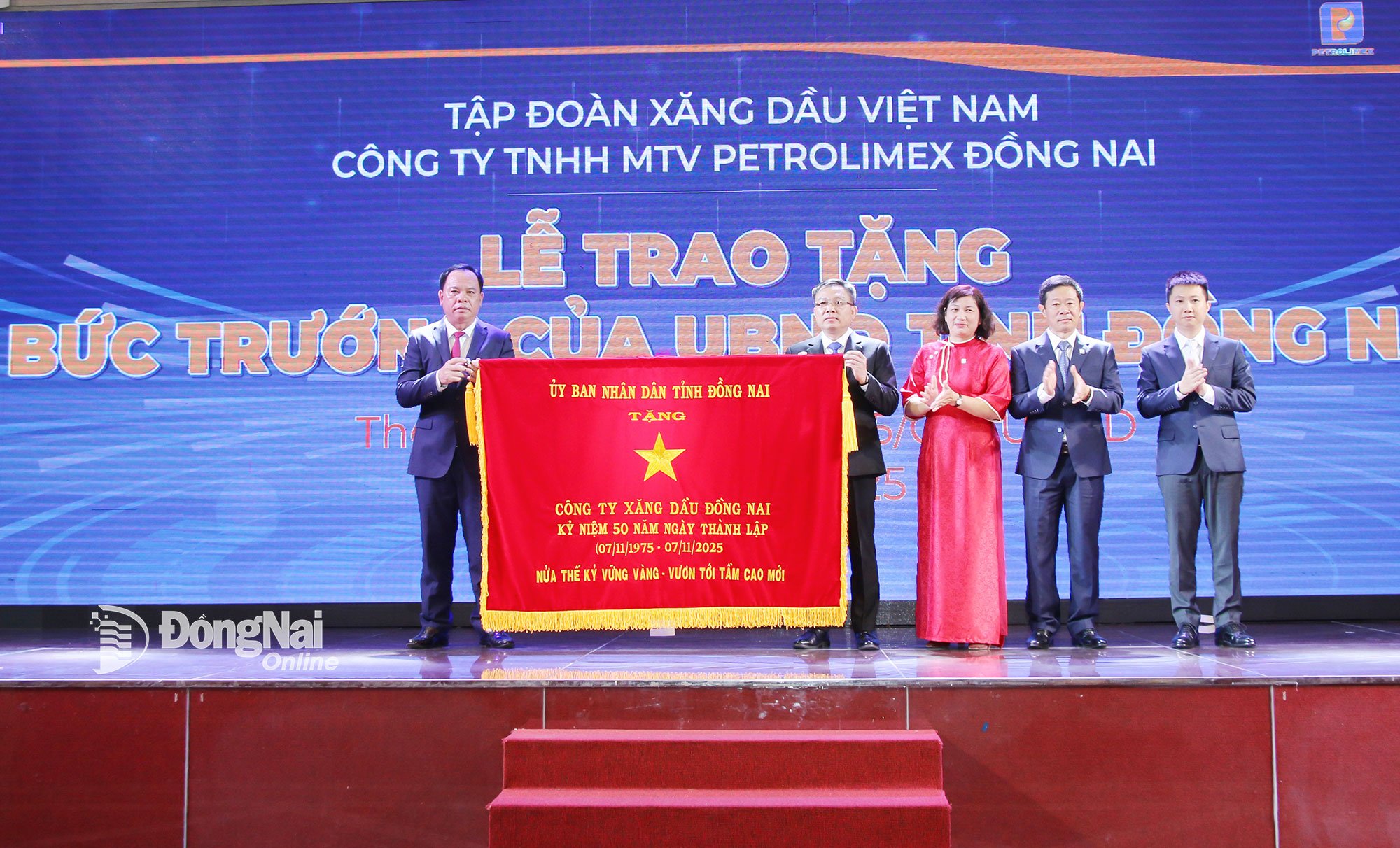 प्रांतीय पार्टी समिति के उप सचिव और डोंग नाई प्रांतीय जन समिति के अध्यक्ष वो तान डुक ने कंपनी की स्थापना की 50वीं वर्षगांठ के उपलक्ष्य में प्रांतीय जन समिति की ओर से एक बैनर प्रस्तुत किया। चित्र: हा ले