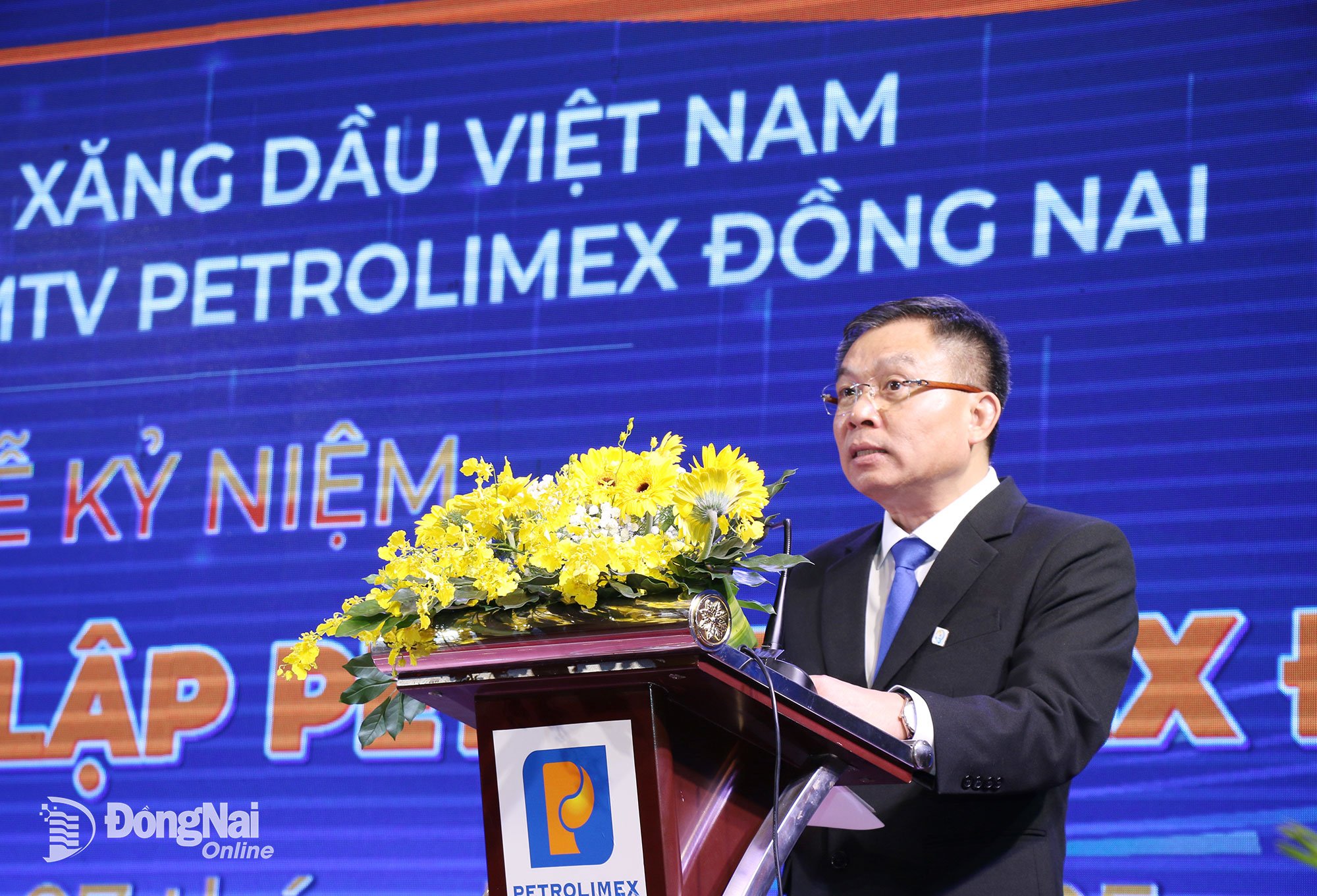 पेट्रोलिमेक्स डोंग नाई कंपनी लिमिटेड के अध्यक्ष और निदेशक फाम वान नाम ने समारोह में भाषण दिया। चित्र: हा ले