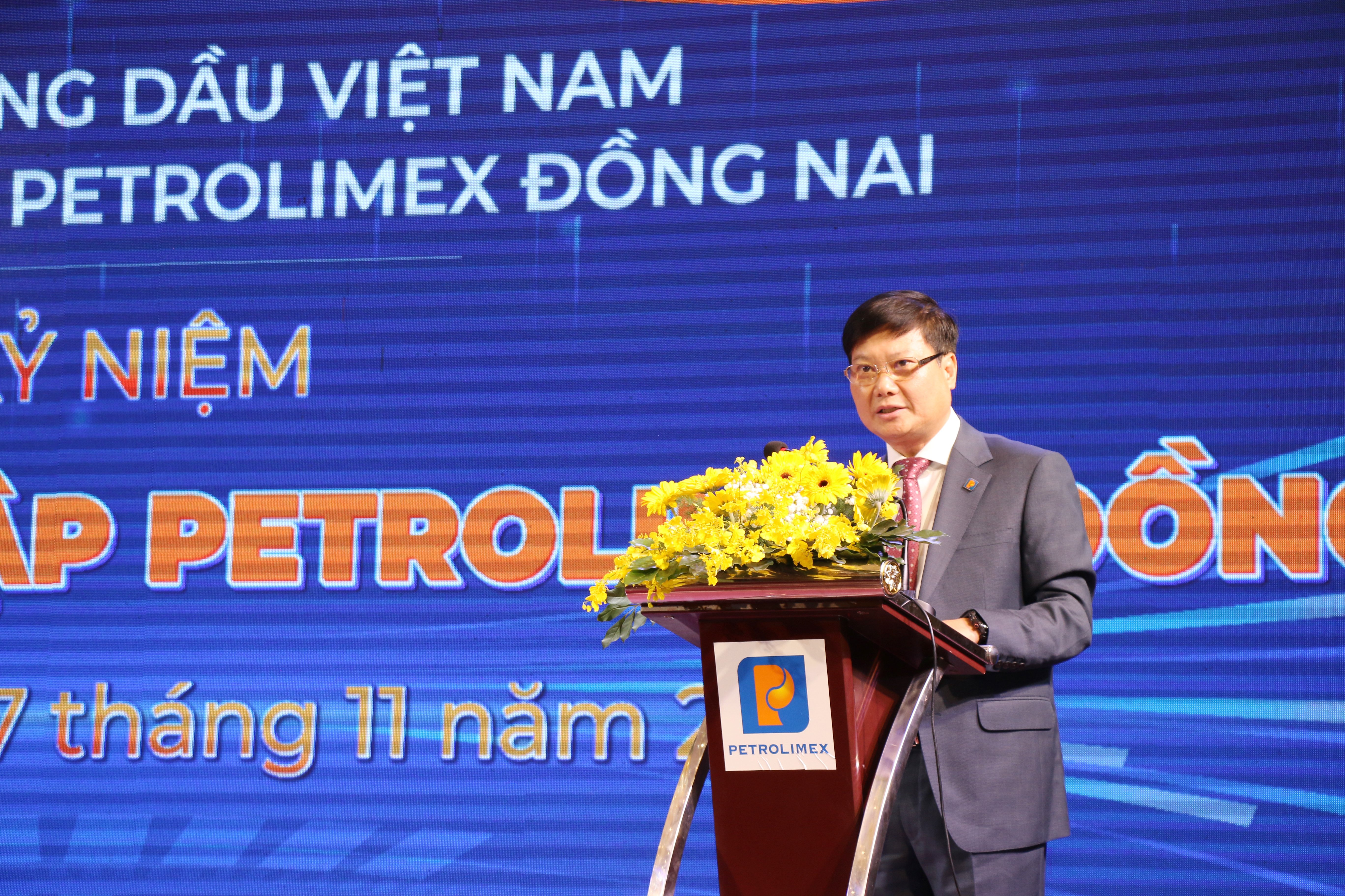 पार्टी समिति के उप सचिव और वियतनाम राष्ट्रीय पेट्रोलियम समूह के महानिदेशक लू वान तुयेन ने समारोह में भाषण दिया। फोटो: हा ले
