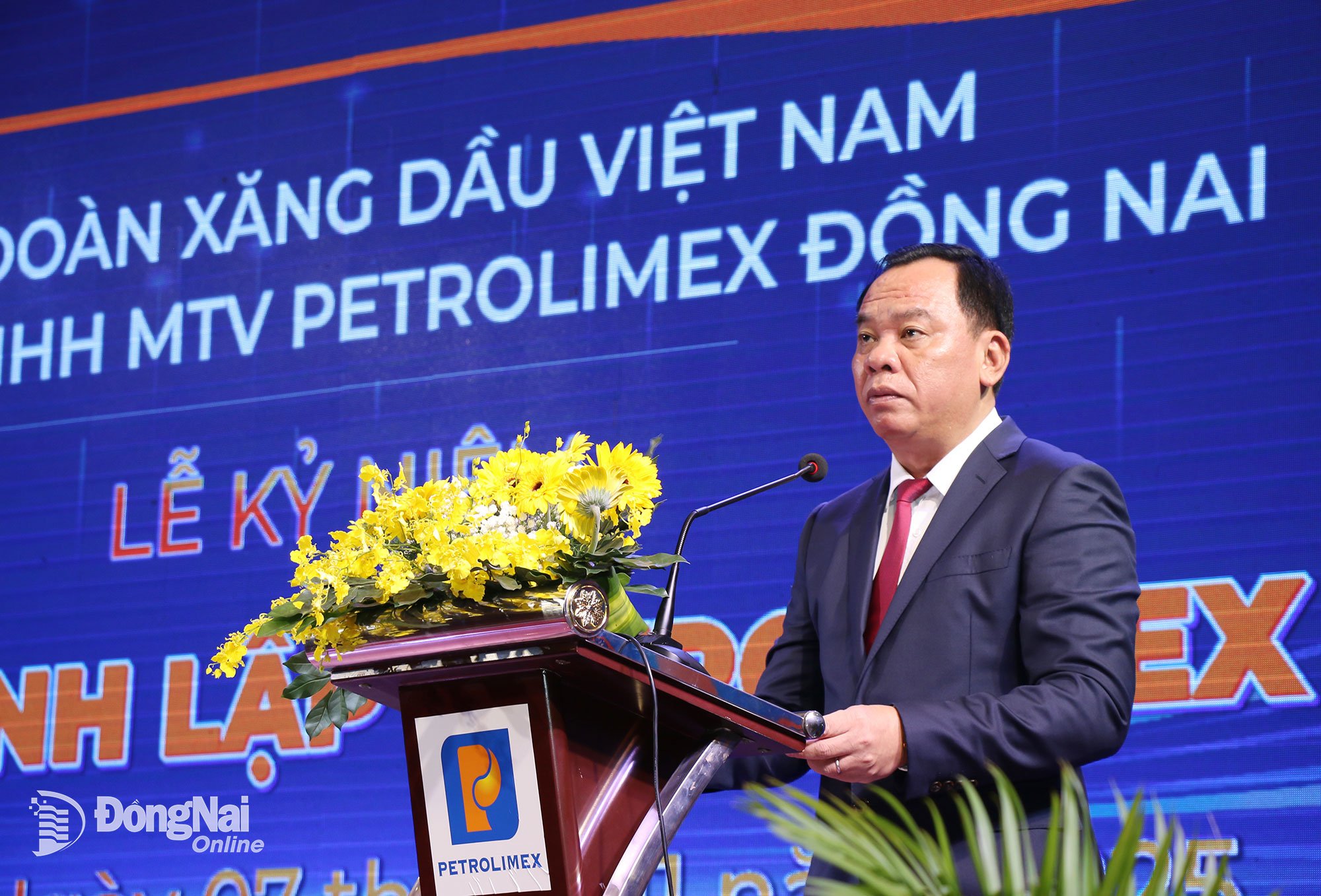 प्रांतीय पार्टी समिति के उप सचिव और डोंग नाई प्रांतीय जन समिति के अध्यक्ष वो तान डुक ने समारोह में भाषण दिया। चित्र: हा ले