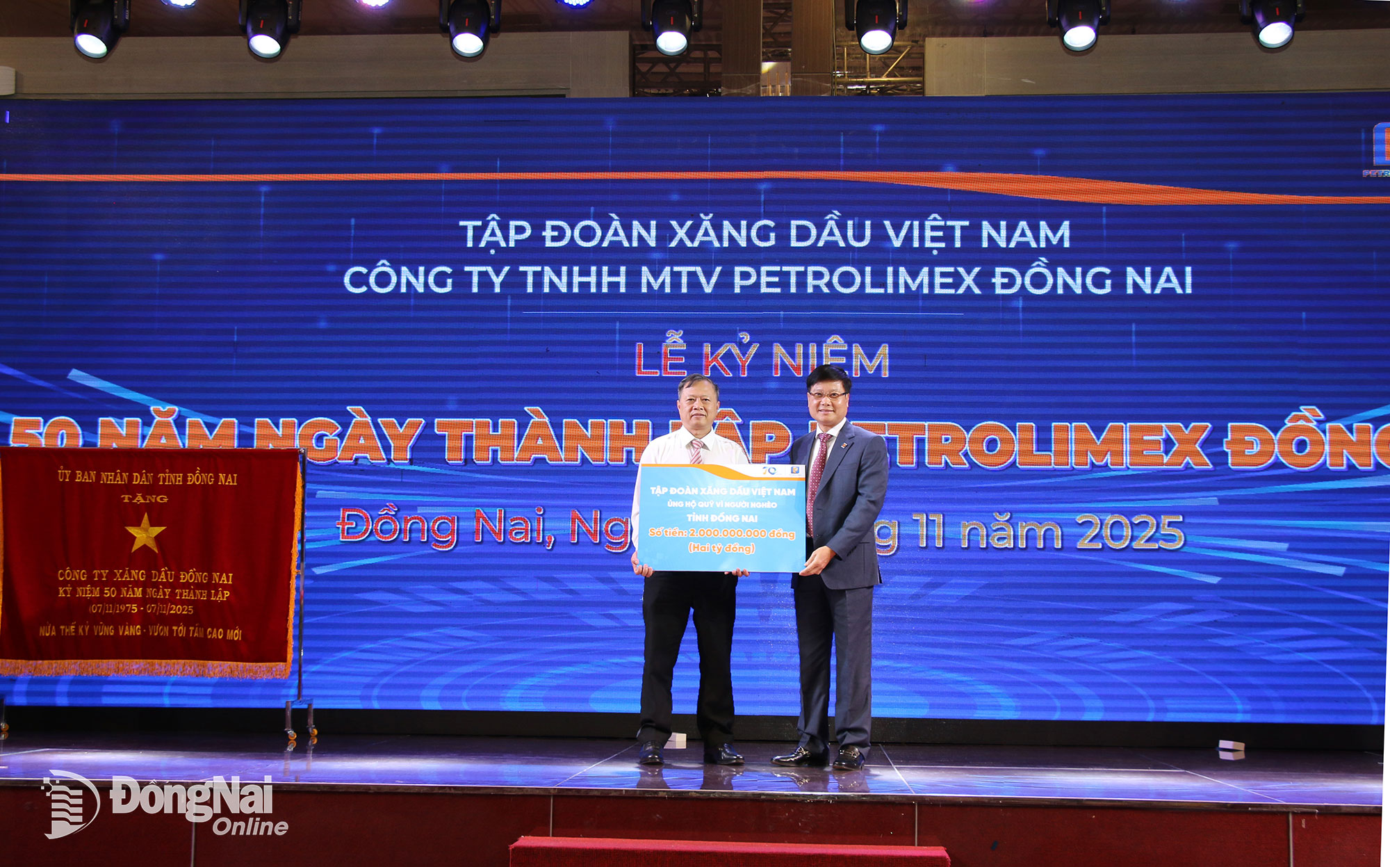 वियतनाम राष्ट्रीय पेट्रोलियम समूह के नेताओं ने डोंग नाई प्रांत के गरीबों के लिए कोष के समर्थन हेतु डोंग नाई प्रांत की वियतनाम फादरलैंड फ्रंट कमेटी के प्रतिनिधि को 2 अरब वियतनामी डोंग की एक प्रतीकात्मक पट्टिका भेंट की। चित्र: हा ले