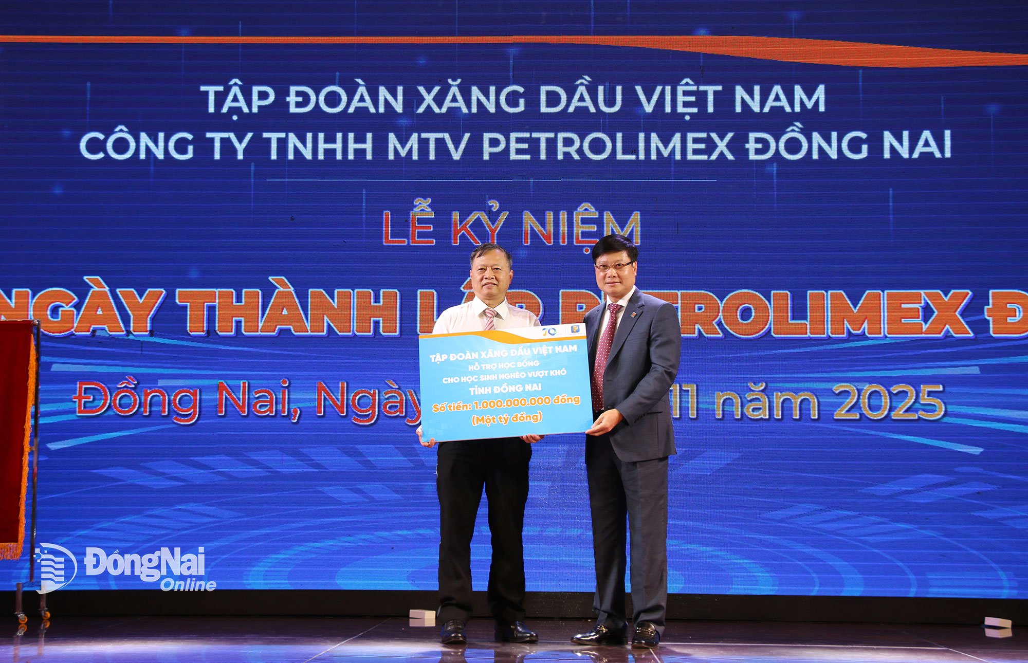 वियतनाम राष्ट्रीय पेट्रोलियम समूह के नेताओं ने डोंग नाई प्रांत की वियतनाम फादरलैंड फ्रंट कमेटी के प्रतिनिधियों को डोंग नाई के गरीब छात्रों के लिए छात्रवृत्ति हेतु 1 अरब वियतनामी डोंग की प्रतीकात्मक पट्टिका भेंट की। चित्र: हा ले