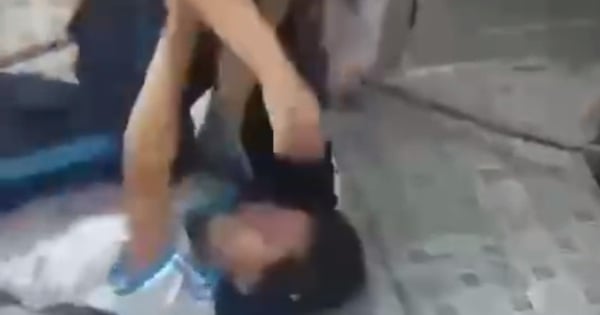 Hai nữ sinh đánh nhau trong nhà vệ sinh: Kỷ luật nhóm học sinh không can ngăn