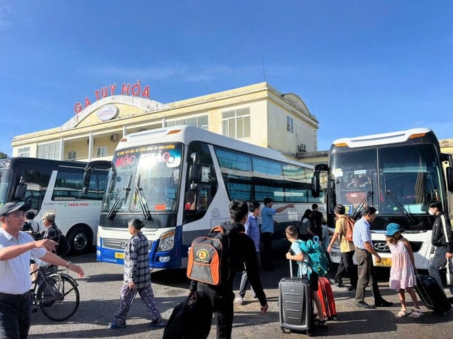 គេរំពឹងថានៅថ្ងៃទី 7 ខែវិច្ឆិកាឧស្សាហកម្មផ្លូវដែកនឹងរៀបចំការដឹកជញ្ជូនអ្នកដំណើរប្រហែល 1.500 នាក់។ (រូបថត៖ ផ្តល់ដោយ VNR) oto-chuyen-tai-khach.jpg