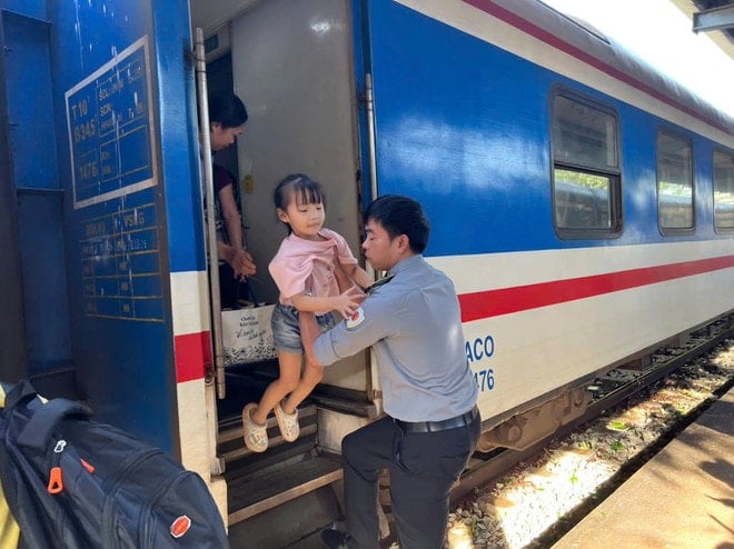 រថភ្លើងឆ្លងកាត់តំបន់នេះ ចាប់ពីស្ថានីយ៍ Tuy Hoa (Dak Lak) ដល់ស្ថានីយ៍ Dieu Tri (Gia Lai) ត្រូវបានរំខានដោយសារព្យុះលេខ ១៣។ (រូបថត៖ VNR ផ្តល់អោយ) khach-di-tau.jpg