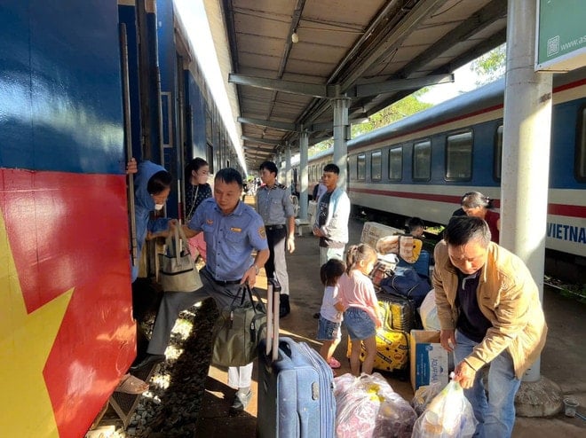 បច្ចុប្បន្ន ឧស្សាហកម្មផ្លូវដែកកំពុងជួសជុលជាបន្ទាន់នូវការរអិលបាក់ដី ហើយវាមិនច្បាស់ថាពេលណាផ្លូវនេះនឹងត្រូវបើកឡើងវិញ ដូច្នេះរថភ្លើងពីស្ថានីយ៍ Tuy Hoa (Dak Lak) ទៅស្ថានីយ៍ Dieu Tri (Gia Lai) នឹងត្រូវផ្ទេរអ្នកដំណើរ។ (រូបថត៖ VNR ផ្តល់) duong-sat-bac-nam.jpg