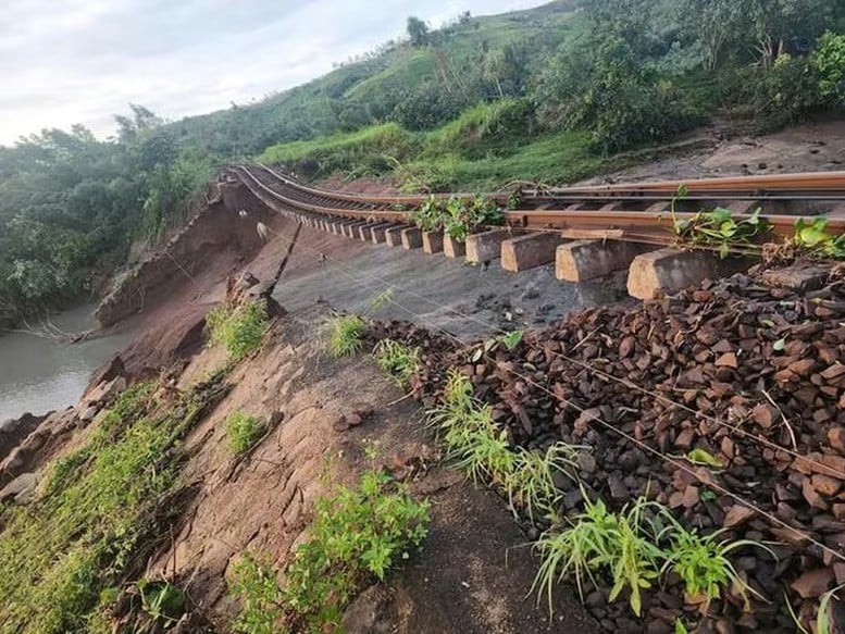 Đường sắt tê liệt, nhiều tuyến quốc lộ qua miền Trung-Tây Nguyên ngập nước- Ảnh 2.