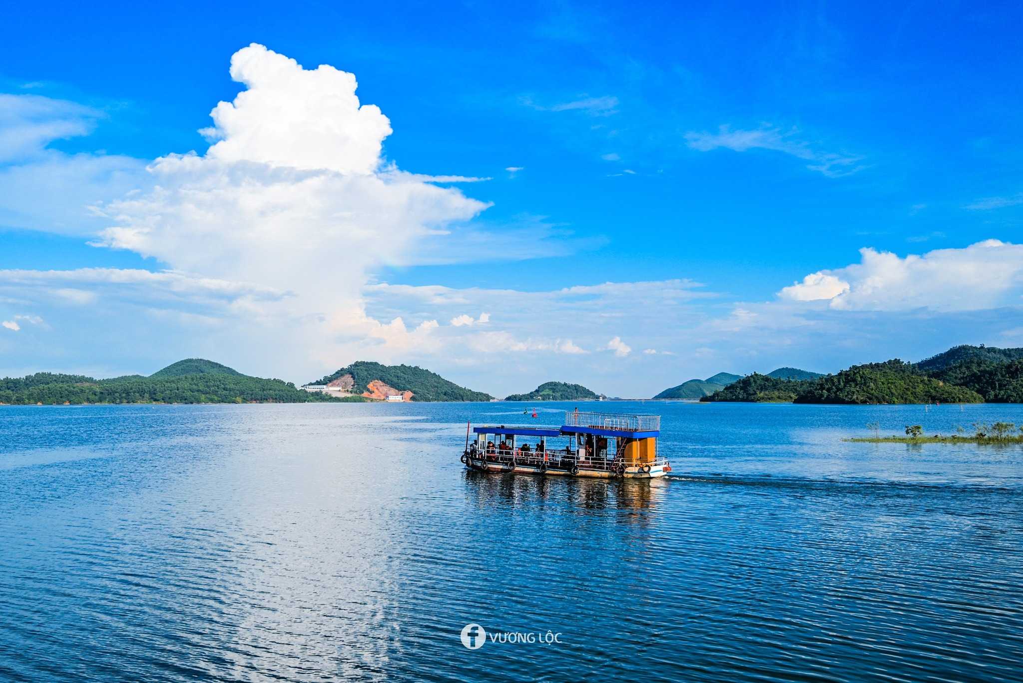 ກ່ຽວກັບໄທ ຫງວຽນໄປຢ້ຽມຢາມທະເລ Nui Coc